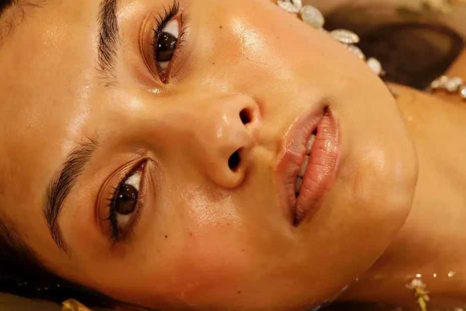 Glam Makeup Ideas: How to Apply a Sparkle Liquid Eyeshadow for a Bold Look