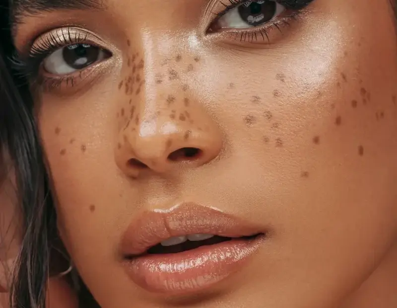 Bronze eyeshadow makeup look with dewy skin for cozy golden hour